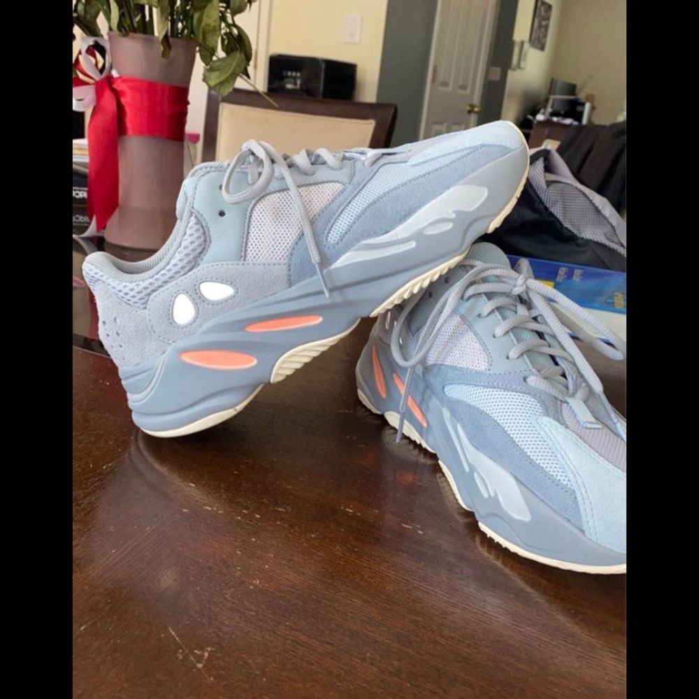 Adidas Yeezy 700